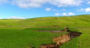 Giant sinkhole opens up in New Zealand